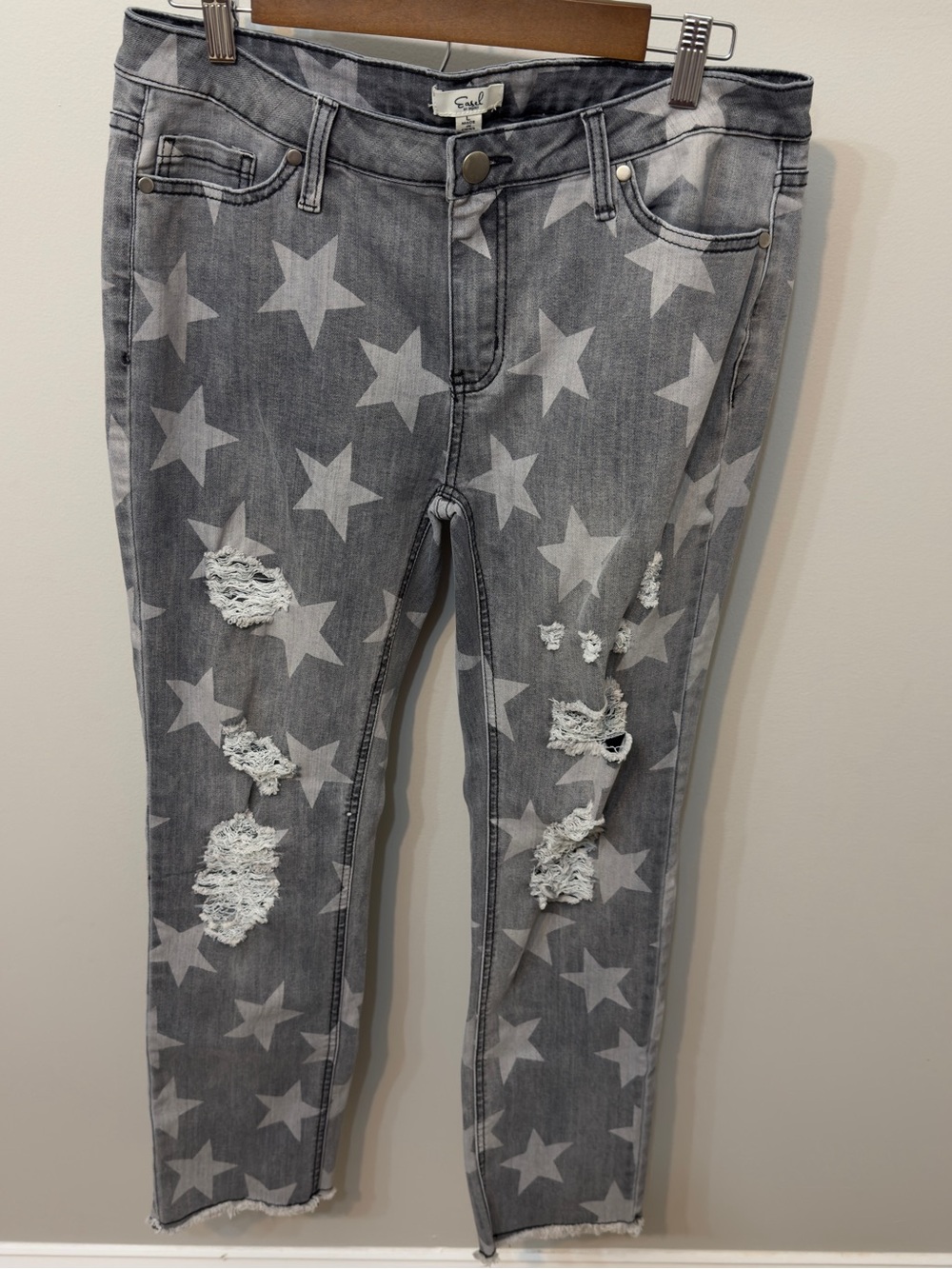easel Gray Star-Print Distressed Skinny Jeans
